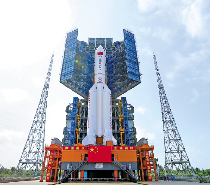 　　圖：10月25日，夢天實驗艙與長征五號B遙四運載火箭組合體轉運至發射塔架。\新華社