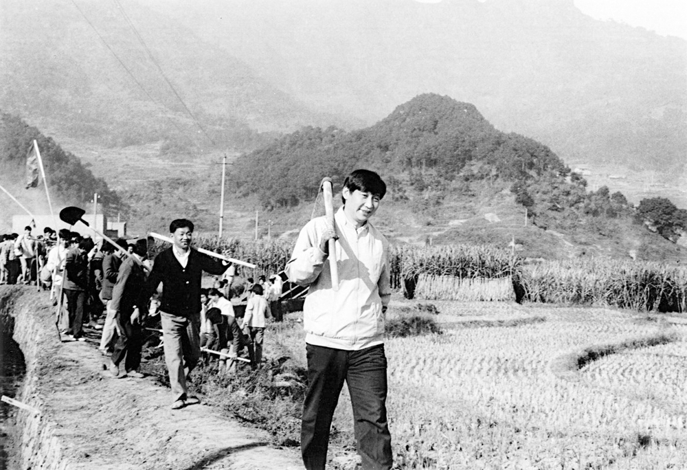 　　圖：這是1989年，時任福建省寧德地委書記的習近平帶領地直機關千餘名幹部到寧德縣南漈水利工地參加清溝排障修整水渠勞動。\新華社