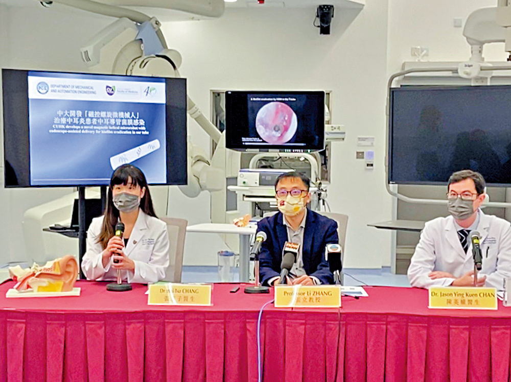 　　圖：香港中文大學跨學科研究團隊開發出磁控螺旋微機械人系統，清理菌膜，降治療程序的複雜性。\大公報記者蘇薇攝