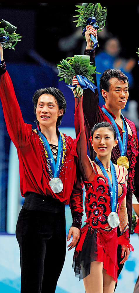 　　圖：佟健（左）與龐清（中）在溫哥華冬奧摘銀。\資料圖片