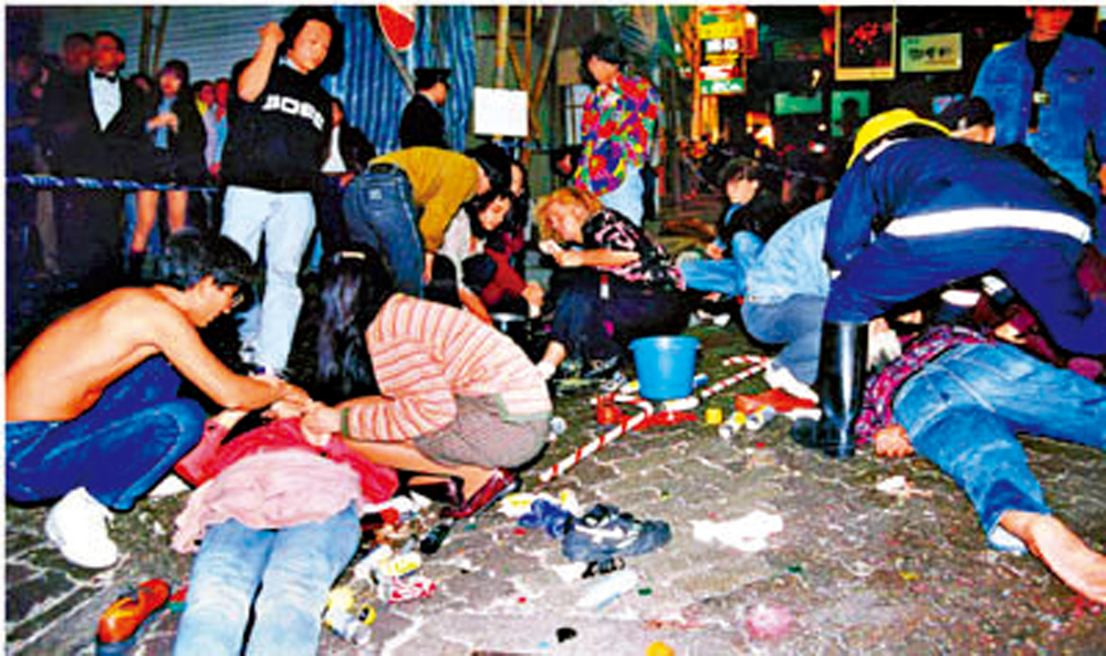 　　圖：1992年12月31日大除夕，蘭桂坊人踩人慘劇造成21死63傷。