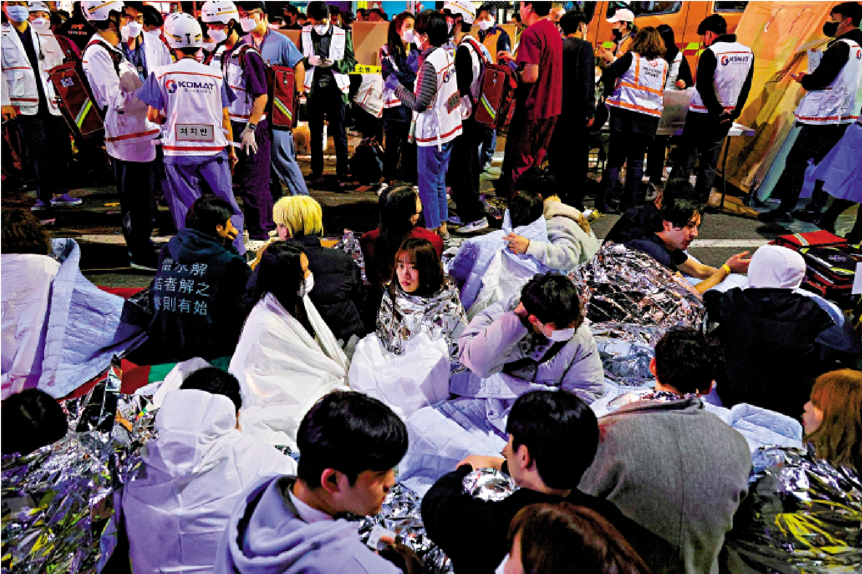 　　圖：梨泰院踩踏事故造成嚴重傷亡。圖為被救出的傷者。/路透社