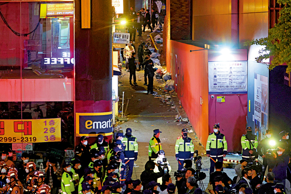 　　圖：梨泰院出事的窄巷非常擁擠，陡峭的斜坡更加重損傷。\路透社