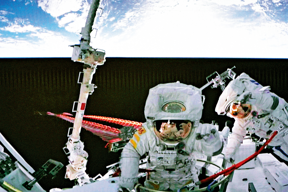 　　圖：9月2日在北京航天飛行控制中心拍攝的神舟十四號航天員陳冬（右）、劉洋（左）結束出艙任務返回前揮手致意的畫面。\新華社