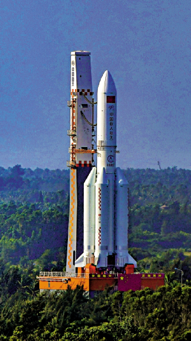 　　圖：夢天實驗艙與長征五號B遙四運載火箭組合體整裝待發。/中通社