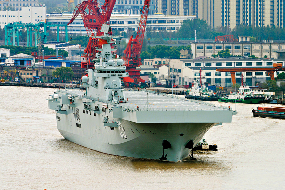 　　圖：075型3號艦安徽艦10月28日懸掛滿旗離開船廠，入列在即。