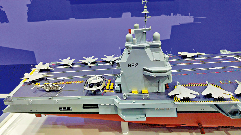 　　圖：法國下一代核動力航空母艦模型上還擺放了下代載機的模型。