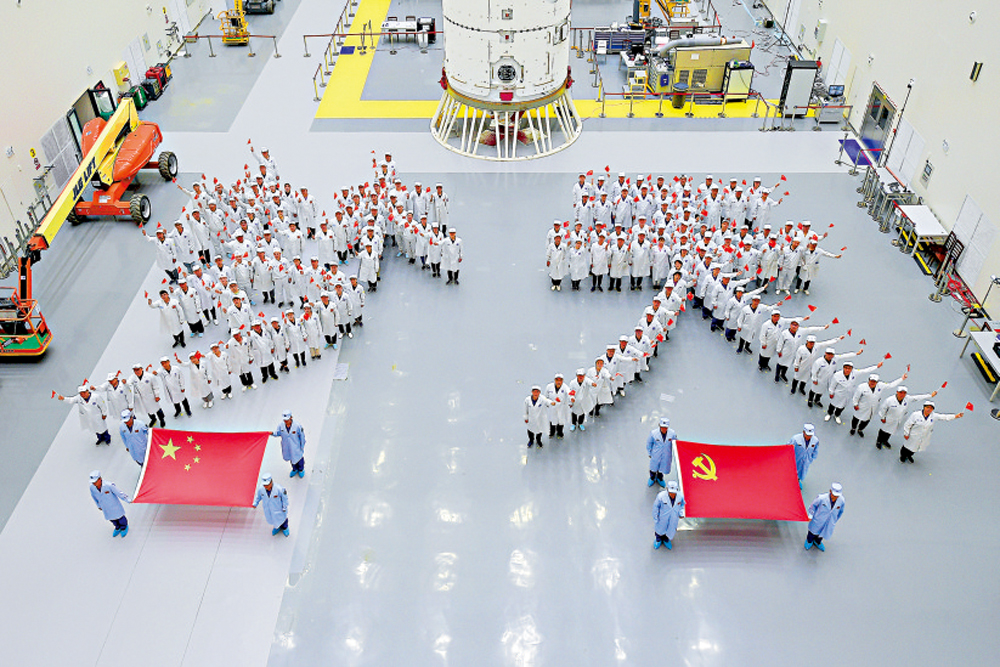 　　圖：研製團隊部分成員與夢天實驗艙合影。