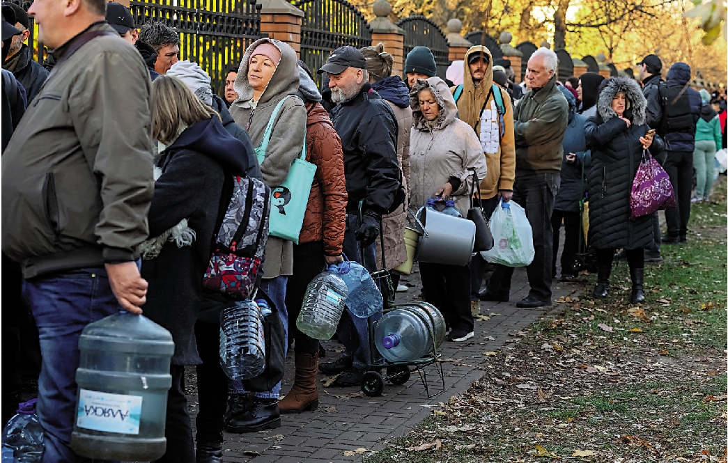 　　圖：基輔民眾冒着嚴寒在戶外排隊取水。/路透社
