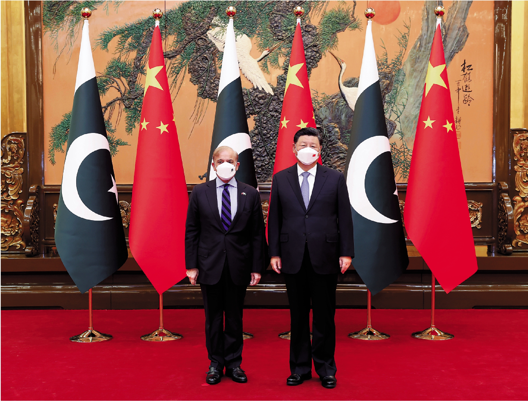 　　圖：11月2日上午，中國國家主席習近平在北京人民大會堂會見來華進行正式訪問的巴基斯坦總理夏巴茲。\新華社