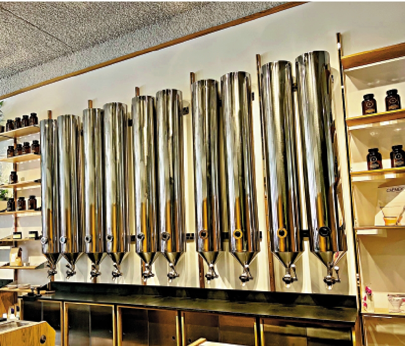 　　圖：整整齊齊的烘焙咖啡豆罐子。\作者供圖