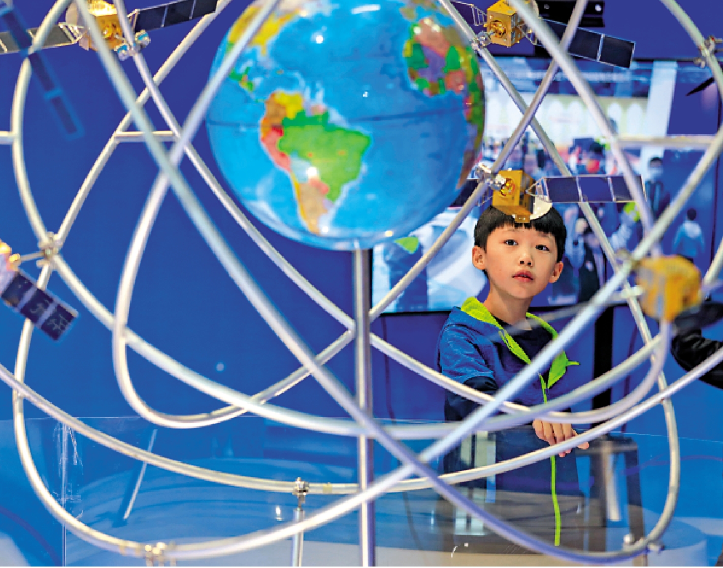 　　圖：貴州小朋友參觀「北斗三號全球衛星導航系統」模型。\中通社