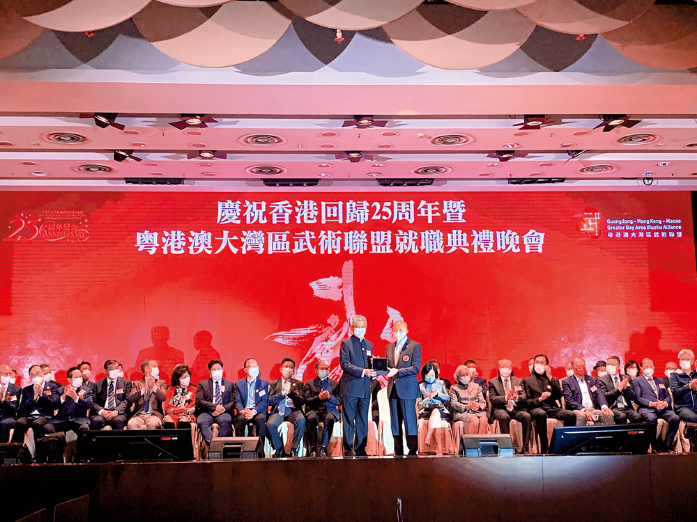 　　圖：香港特區文化體育及旅遊局副局長劉震（前排左）致送紀念品予聯盟發起人霍震寰（前排右）。\大公報記者顏琨攝