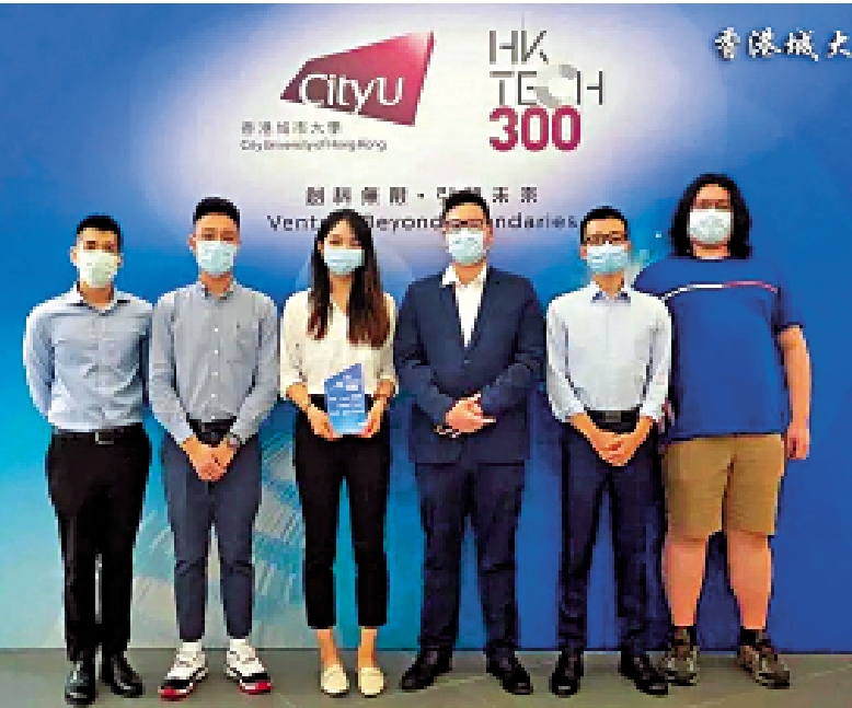 　　圖：曹之胤教授（左四）與朱毅豪（左二）及創冷科技團隊的成員合照。