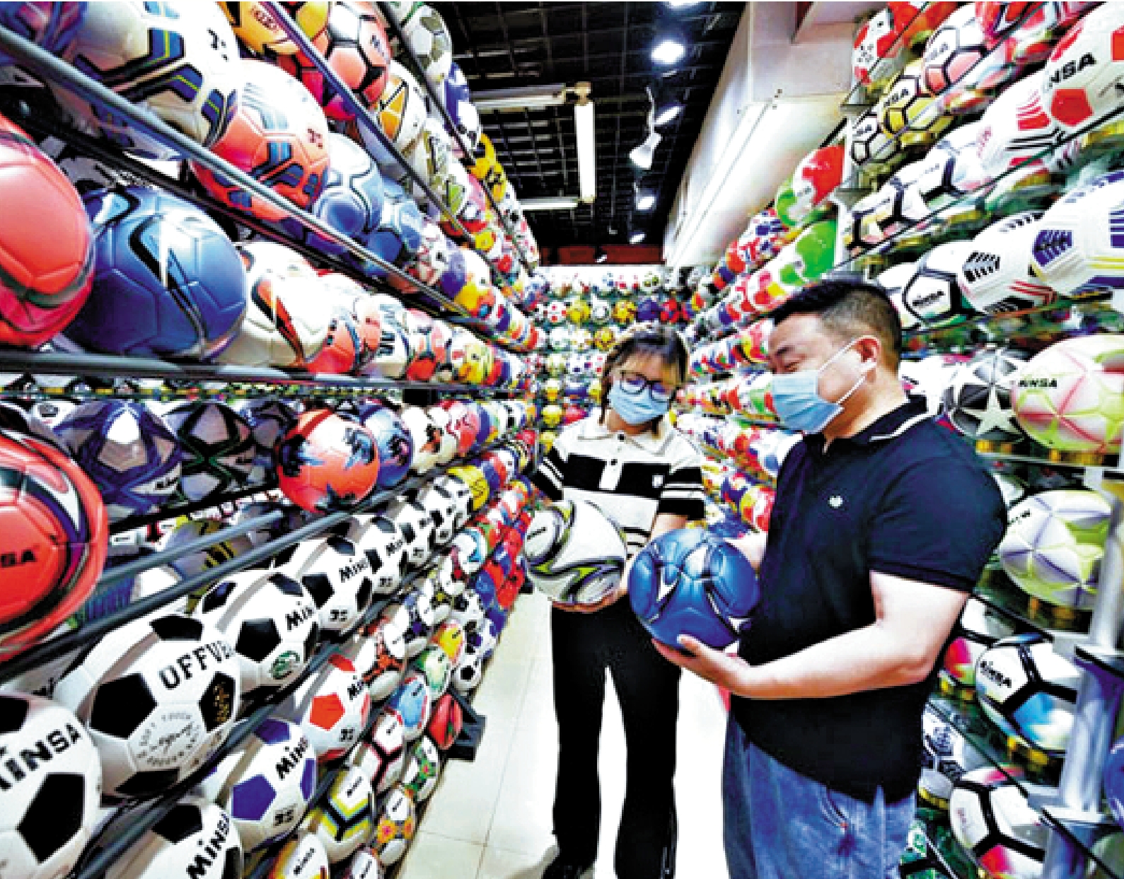 　　圖：義烏國際商貿城內，足球商家正在店舖內招徠客商。