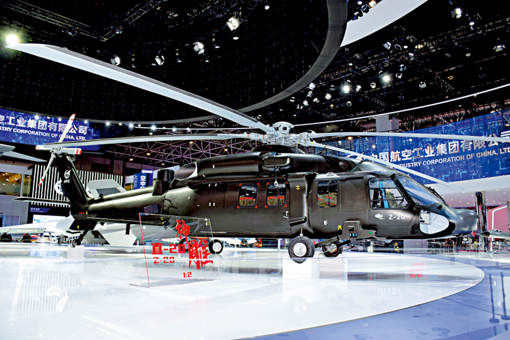 　　圖：陸軍現役戰機首次參展，直-20有望進行飛行表演。圖為室內展區的直-20模型。\大公報記者盧靜怡攝