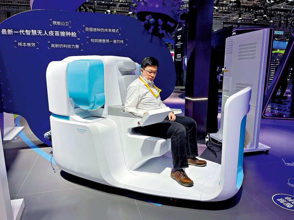 　　圖：體驗者進入無人疫苗接種艙，開始確認身份，測量體溫。\大公報記者夏微攝