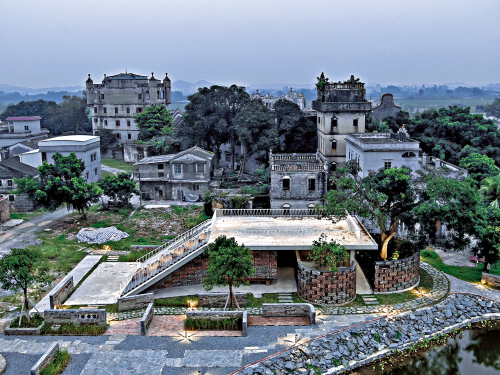 　　圖：廣東開平的旅遊公廁位於碉樓群中，融入鄉村景觀，成為網紅景點。\受訪者供圖