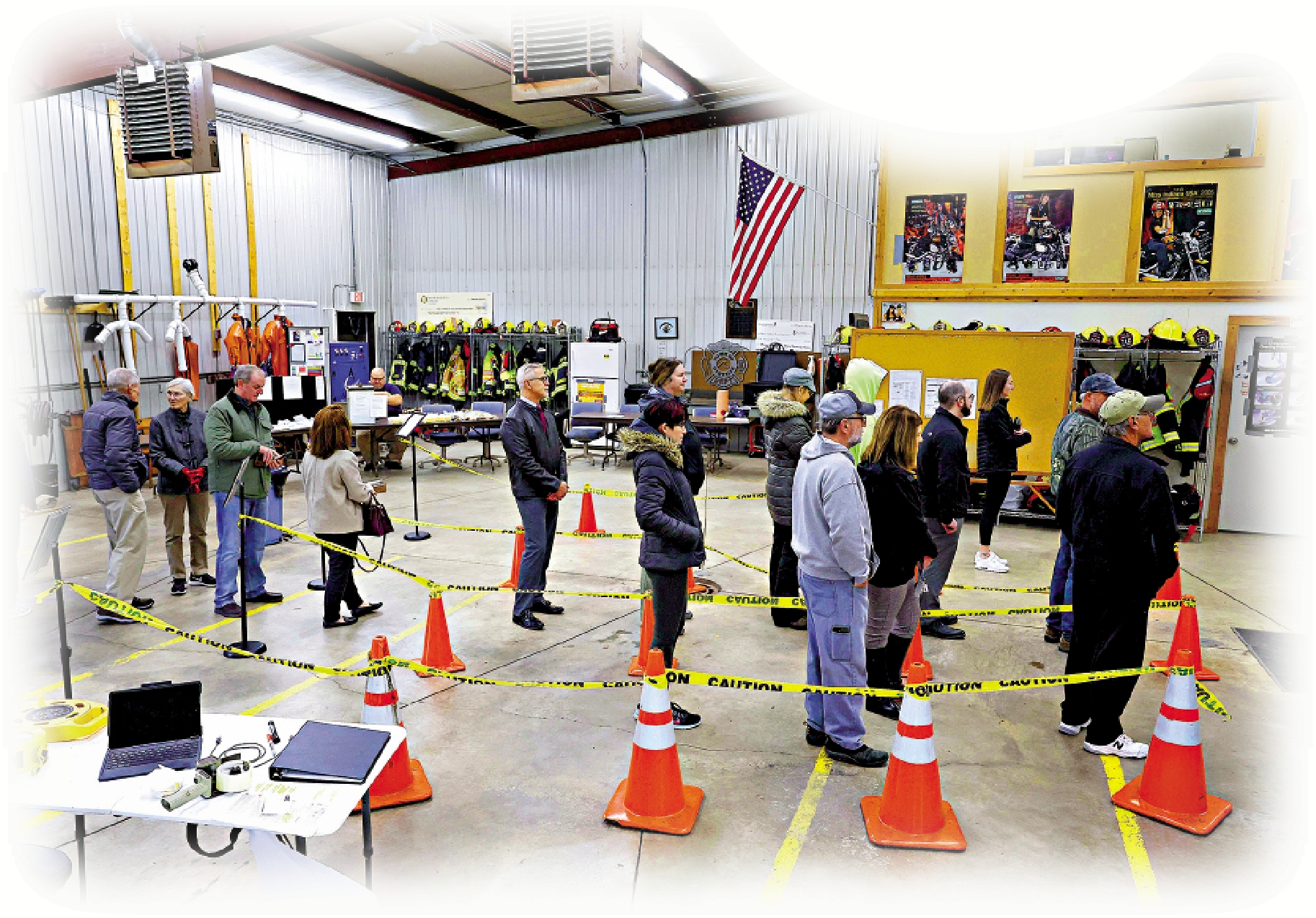 　　圖：威斯康星州選民8日在票站排隊投票。\法新社