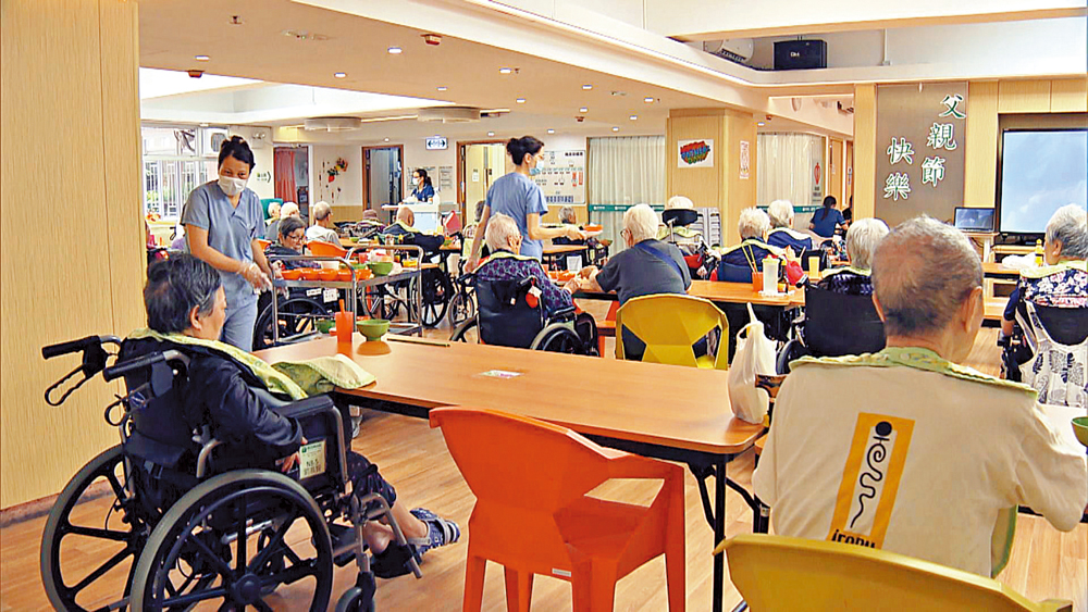 　　圖：政府明年推出新計劃，容許全港安老及殘疾人院舍輸入外勞做護理員。