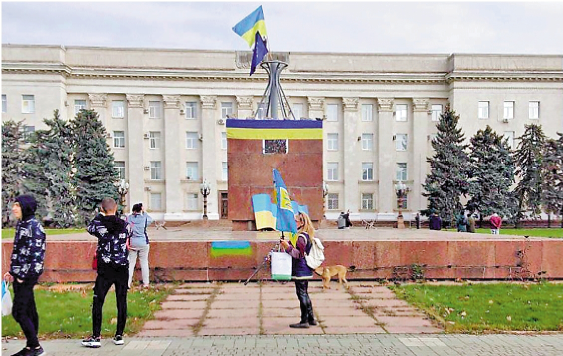 　　圖：俄軍撤出赫爾松，部分市民在市中心迎接烏軍。\網絡圖片