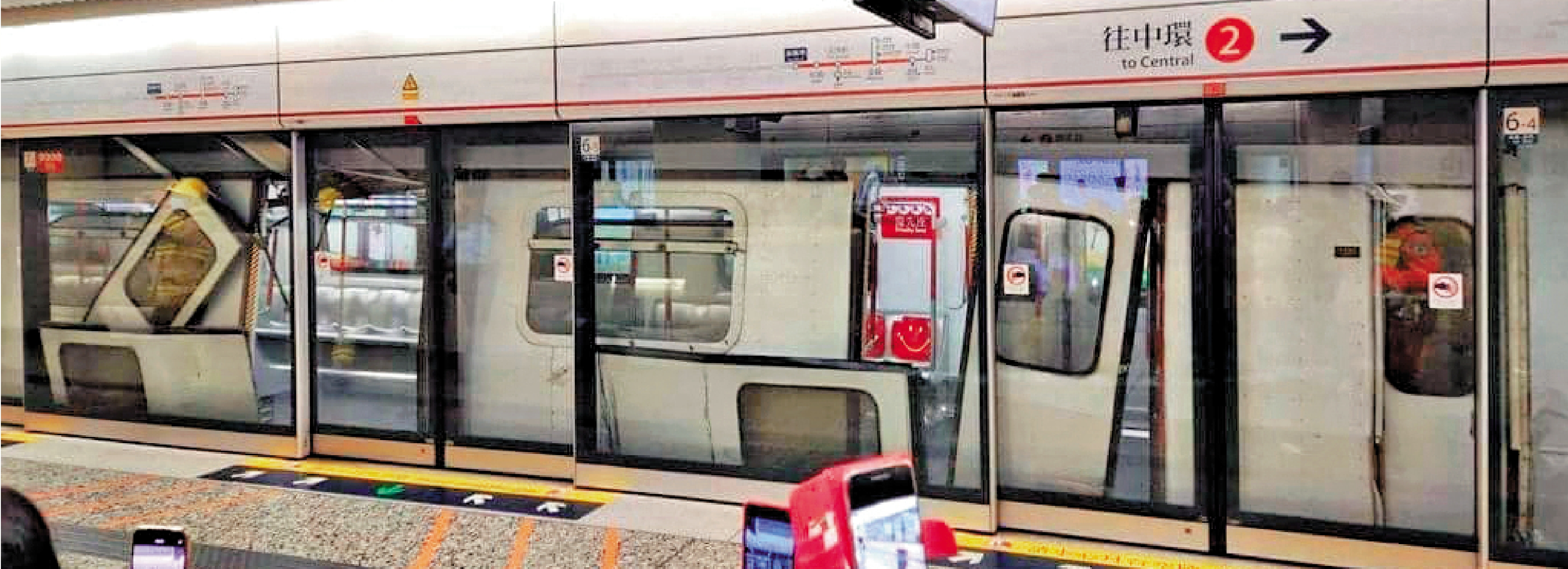 　　圖：港鐵荃灣綫油麻地站一列往中環方向列車昨日上午入站時四道車門撞脫，車頭及路軌旁設備損毀。　 