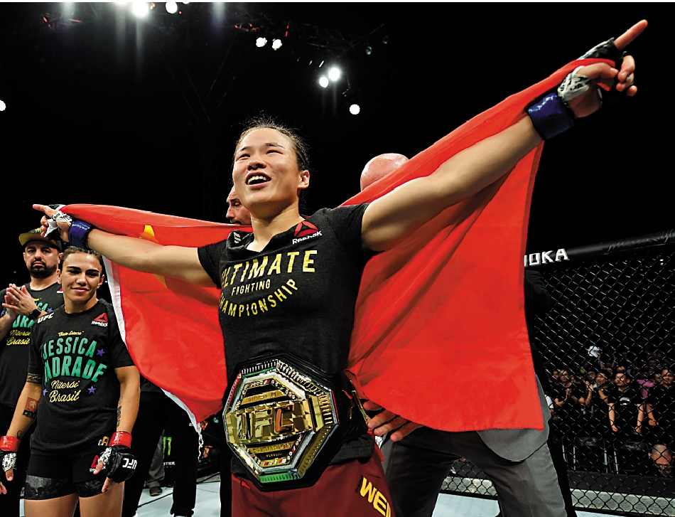 　　圖：張偉麗戴上金腰帶祝捷。\網絡圖片