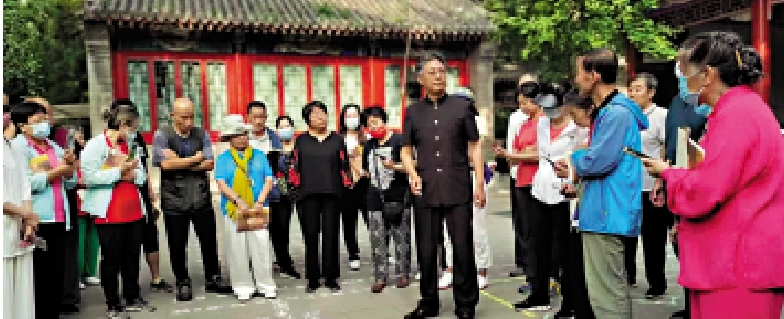 　　圖：杜德平（前排右三）義務傳授拳法、講授傳統文化。