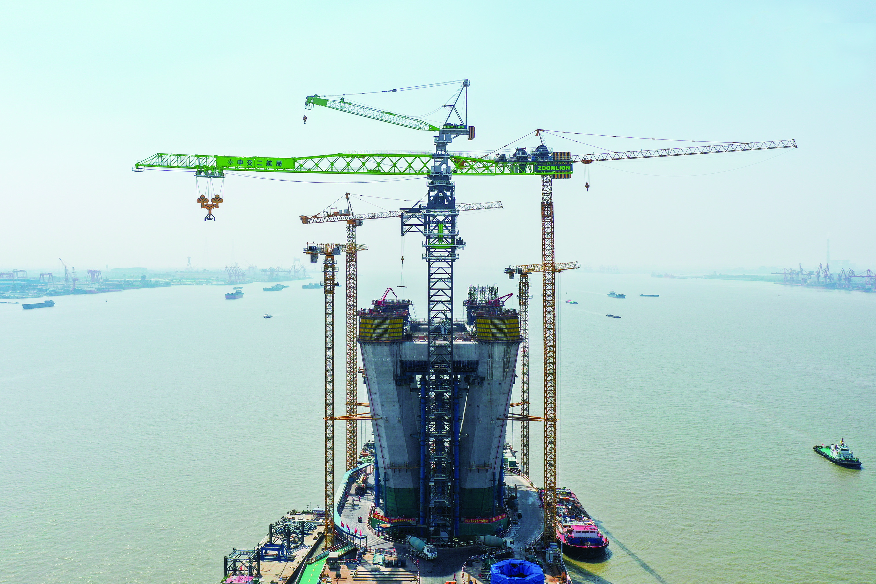 　　圖：中聯重科全球首台萬噸米塔機傲立長江。