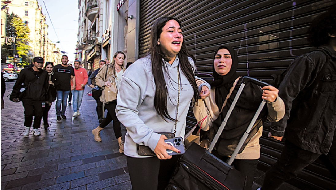 　　圖：土耳其伊斯坦布爾13日發生爆炸案，民眾哭着逃離現場。\美聯社