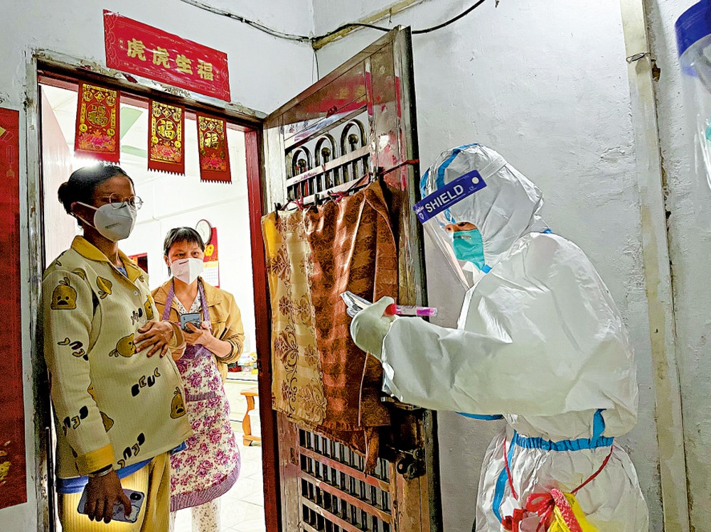 　　圖：在海珠區涉疫城中村，醫護人員上門為住戶進行核酸檢測。\受訪者供圖