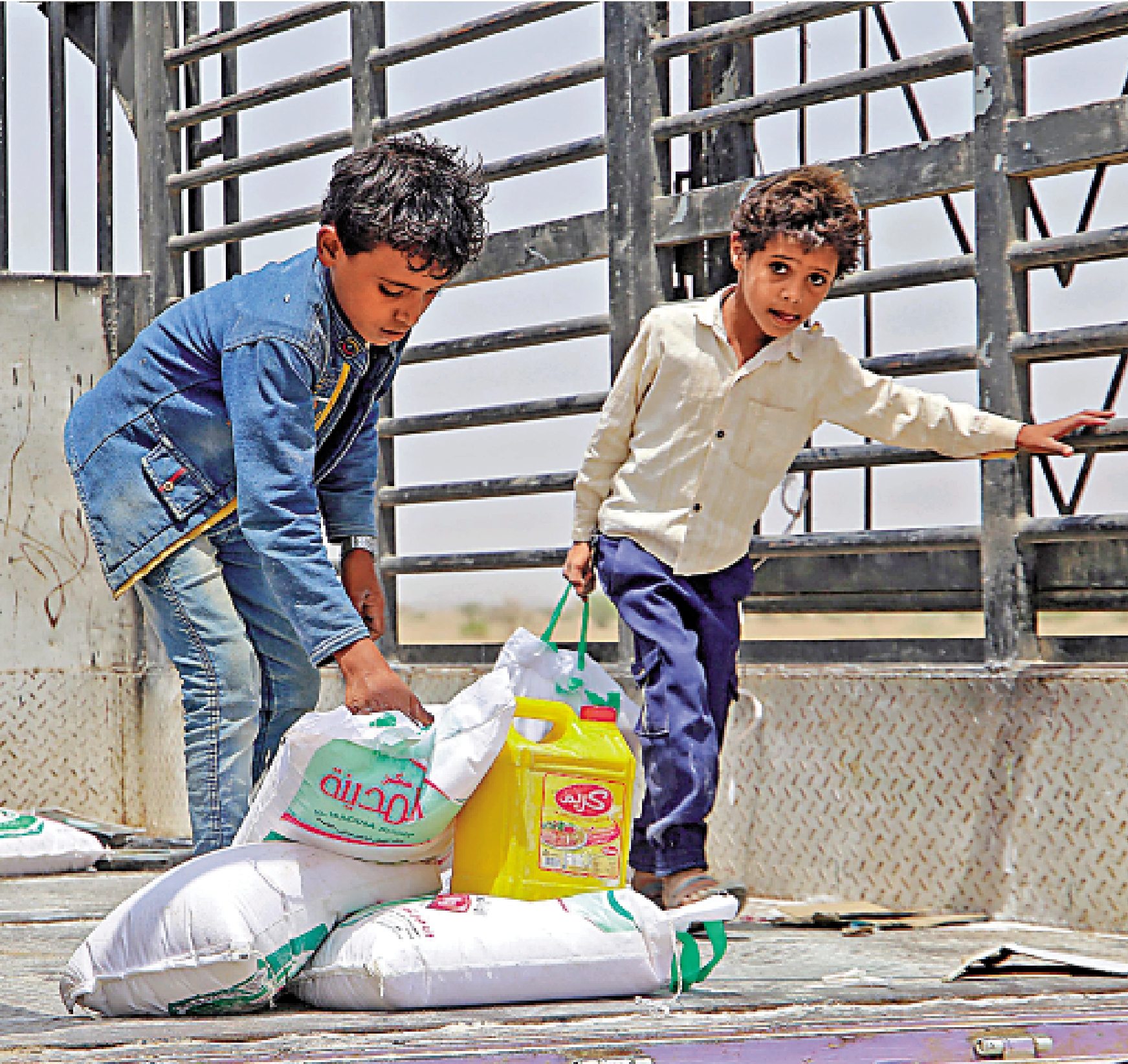 　　圖：俄烏戰爭爆發後，全球糧食危機加劇。圖為也門孩童今年3月領取糧食援助。/法新社
