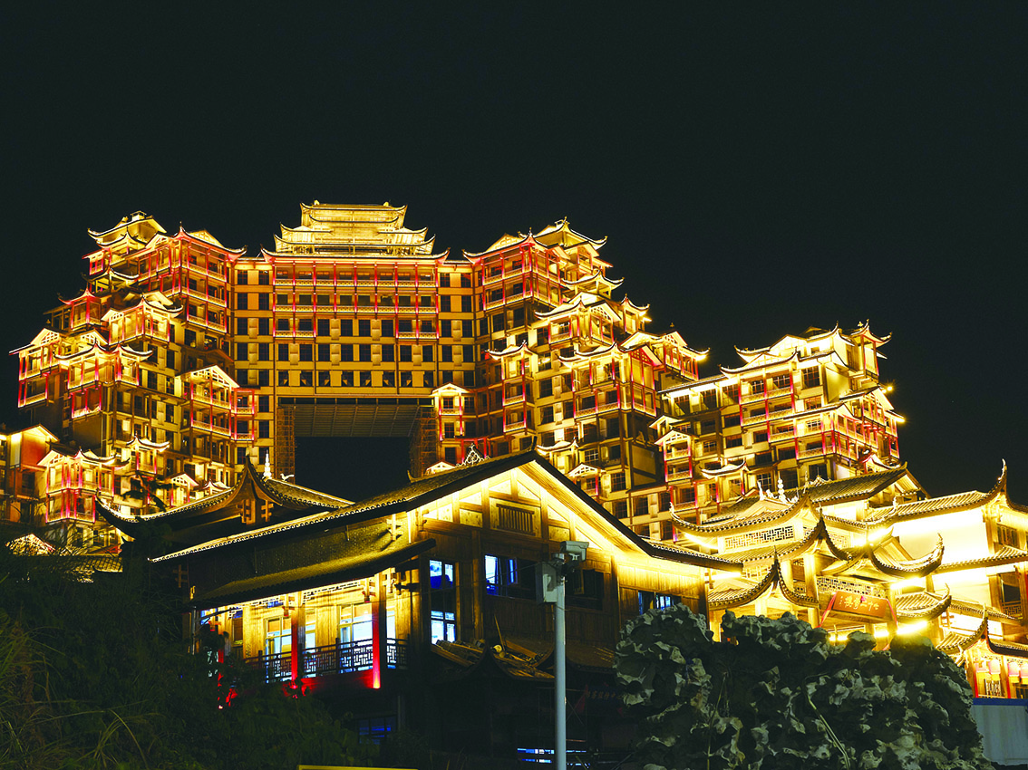 　　圖：七十二奇樓夜景。\姚進 攝