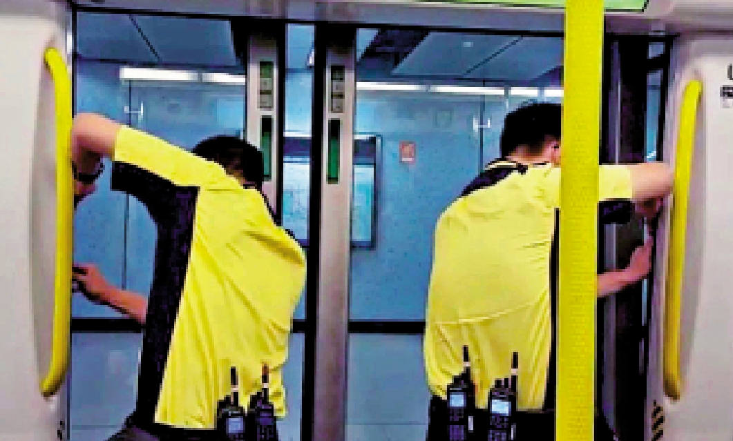 圖:港鐵屯馬綫一列車昨晚在土瓜灣站其中兩扇門無法關閉,職員安排乘客疏散。\大公報記者馮錫雄攝