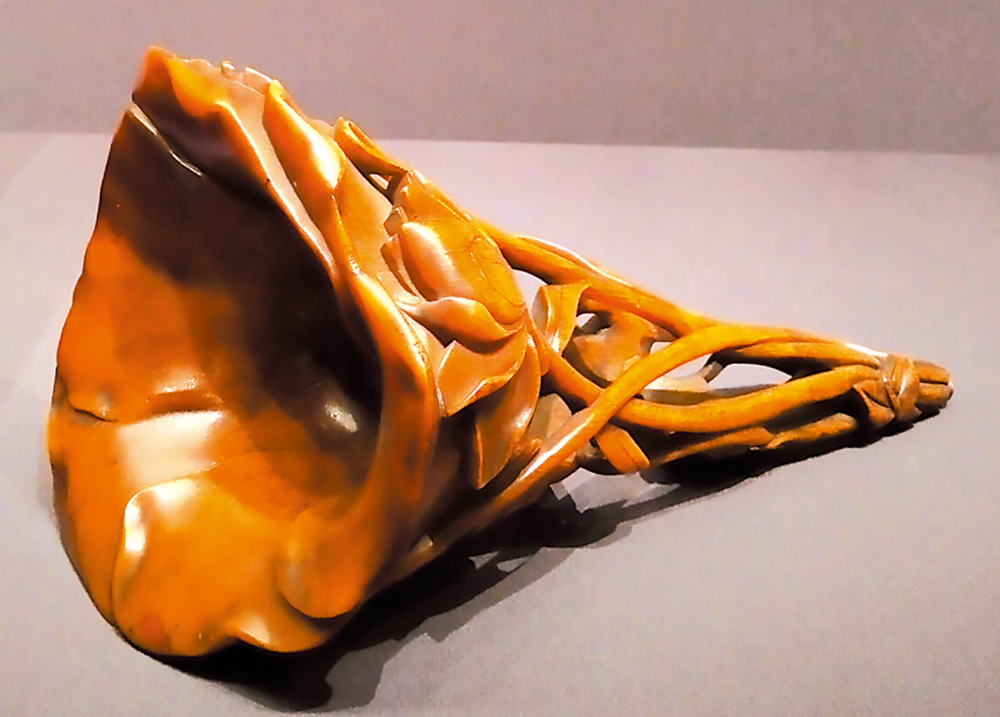 　　圖：透雕荷花犀角杯雕功精湛。\作者供圖