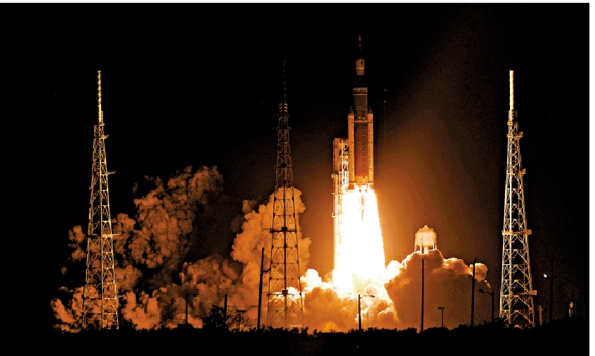 　　圖：NASA登月火箭歷經波折，16日凌晨於佛州發射升空。/法新社