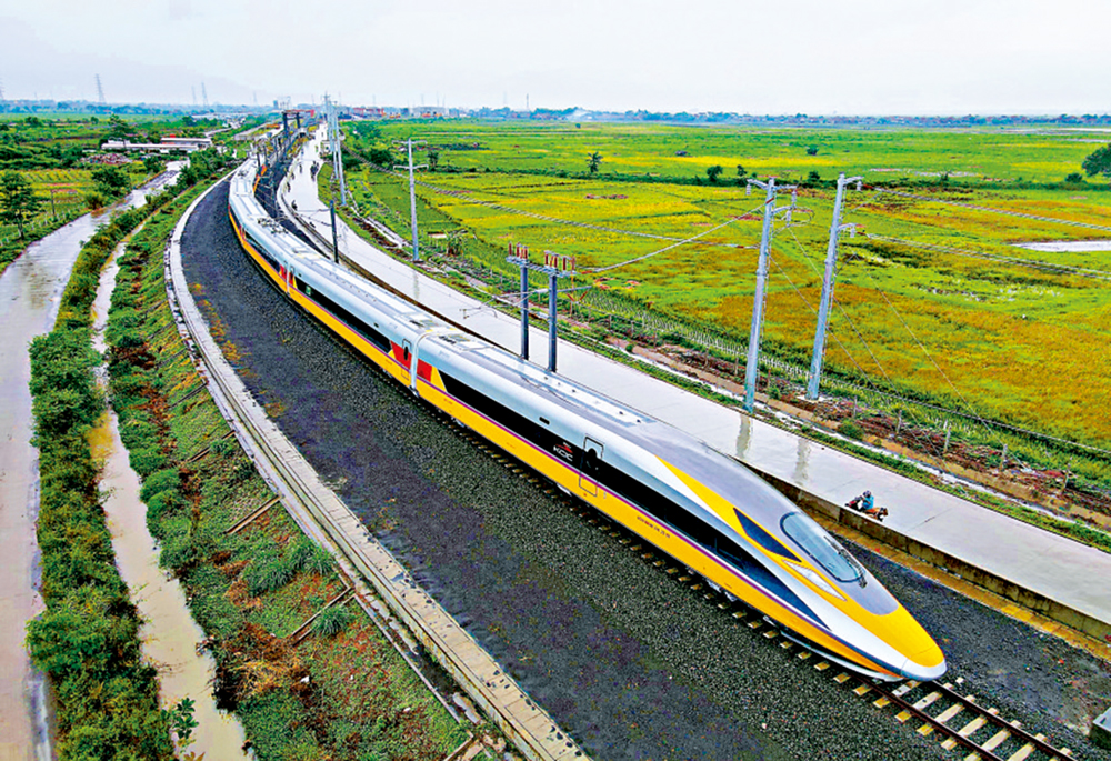 　　圖：由中國研製的高速鐵路綜合檢測列車對雅萬高鐵部分線路進行全面檢測。