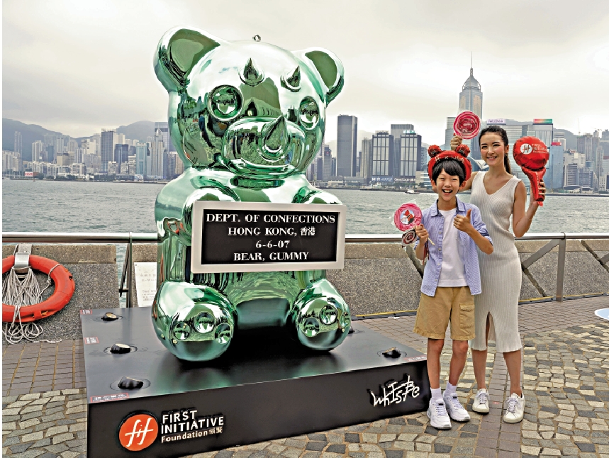 　　圖：不少市民路過時與另一巨型雕塑軟糖熊打卡。