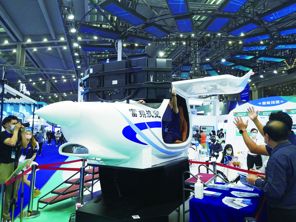 　　圖：龍崗展館內，深圳富翔航空科技有限公司自主研發的六軸動態飛行模擬器格外「吸睛」。