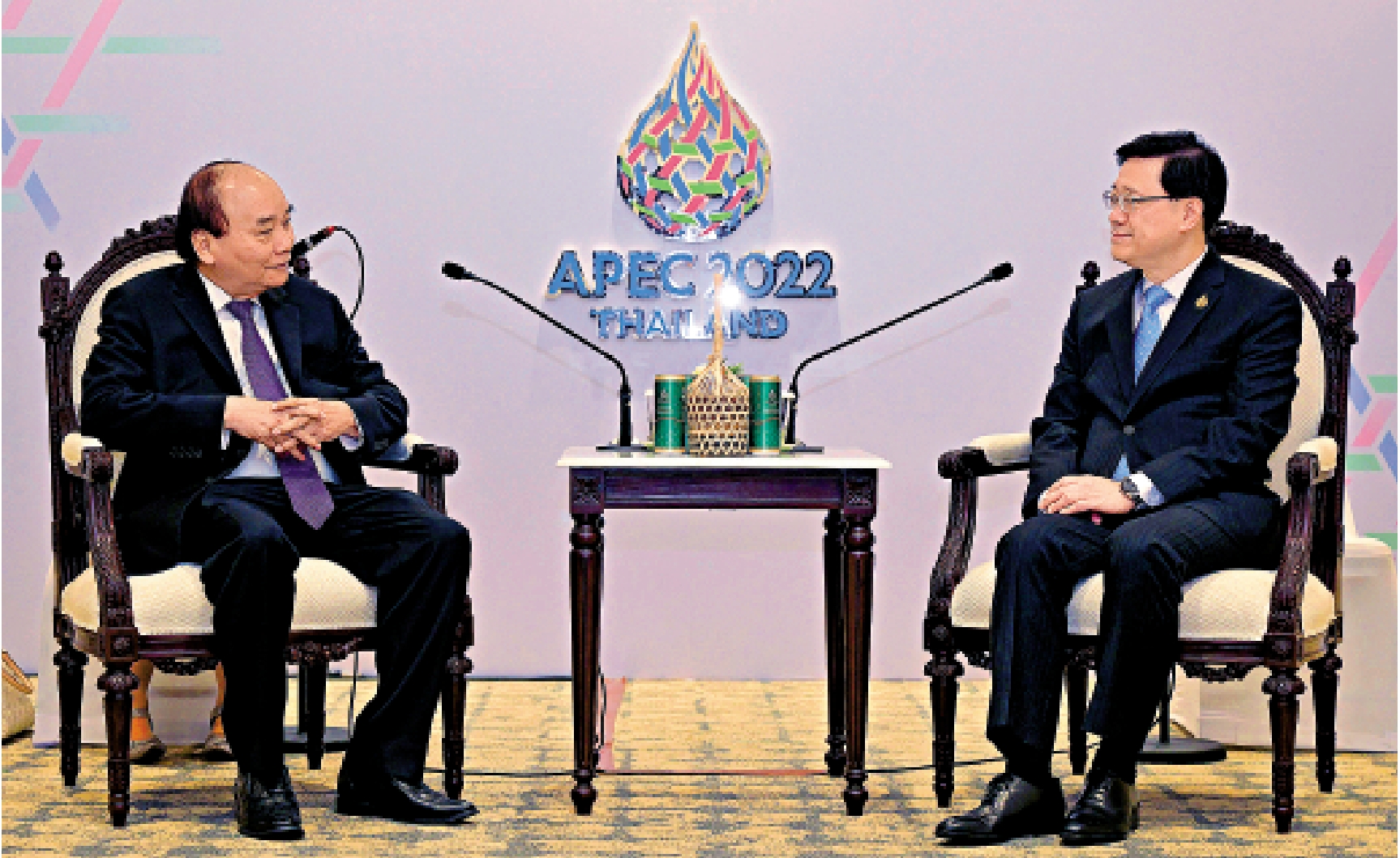 　　圖：李家超昨日在泰國曼谷出席第二十九屆亞太區經濟合作組織領導人非正式會議期間，與越南國家主席阮春福（左）進行雙邊會面。