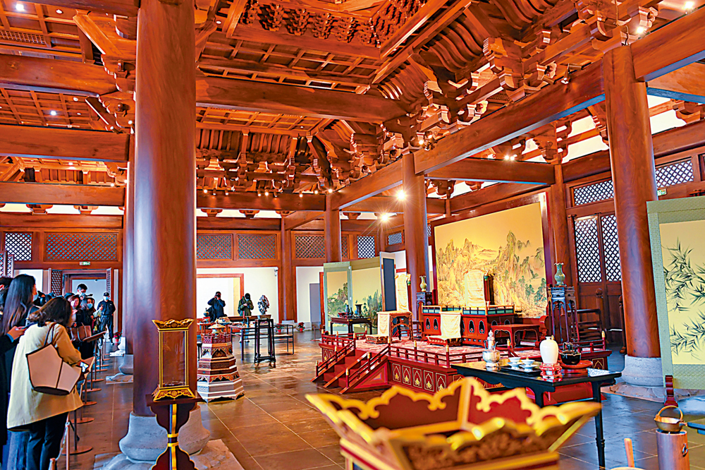 　　圖：南宋德壽宮遺址博物館將在杭州揭幕，媒體記者在南宋德壽宮遺址博物館重華殿內參觀。\新華社