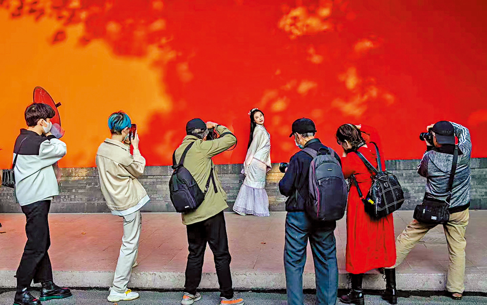 　　圖：岱赭色宮牆成網紅景點。\受訪者供圖