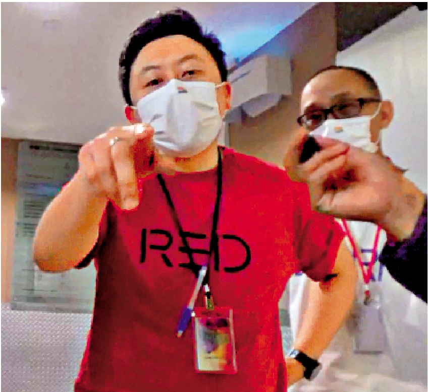 圖:華匯中心管理處職員拒答圍封廣場原因,更手指指聲稱不准大公報記者拍攝。