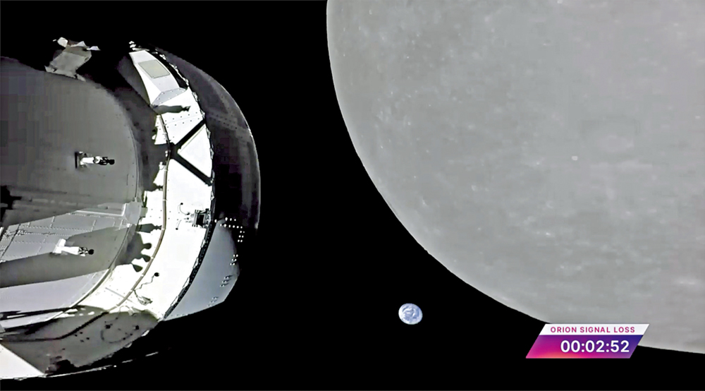 　　圖：NASA「獵戶座」飛船21日抵達月球，圖為飛船拍攝的月球與地球同框畫面。\美聯社
