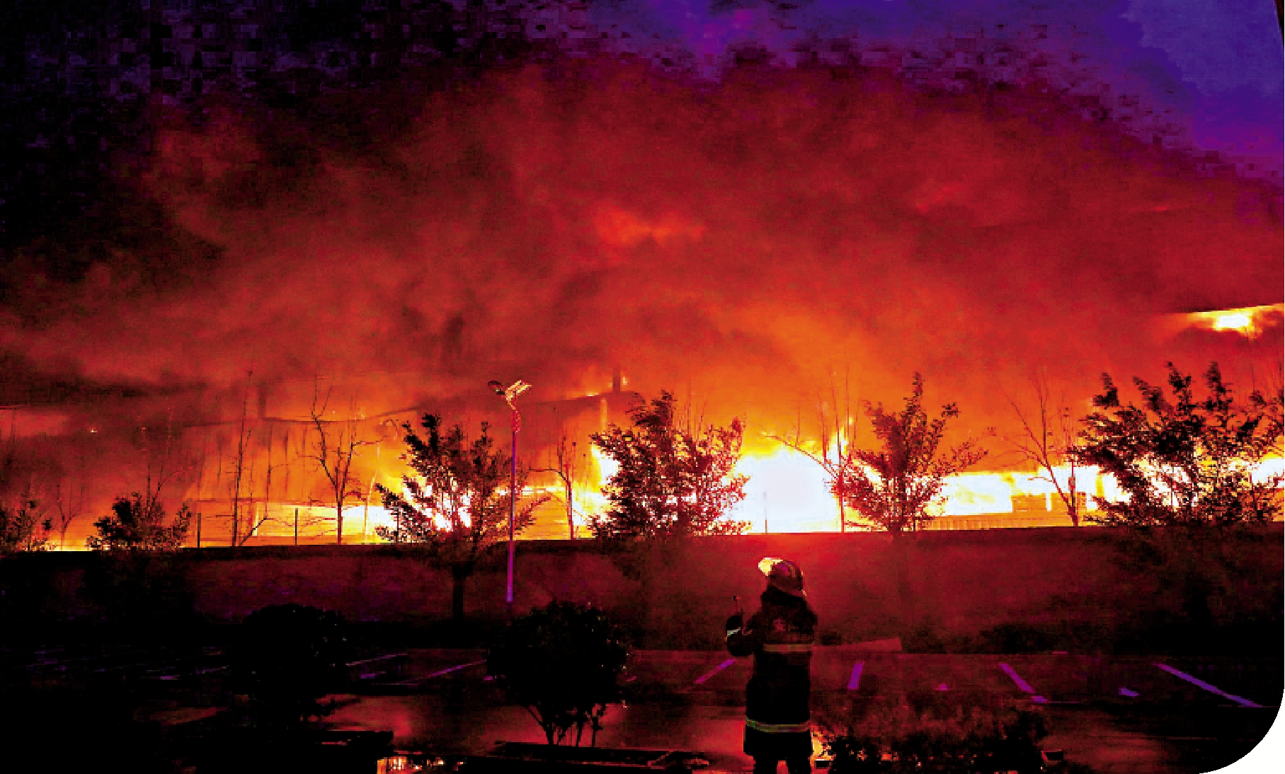 　　圖：11月21日下午，河南省安陽市凱信達商貿有限公司廠房發生火災事故。火災現場火光沖天。