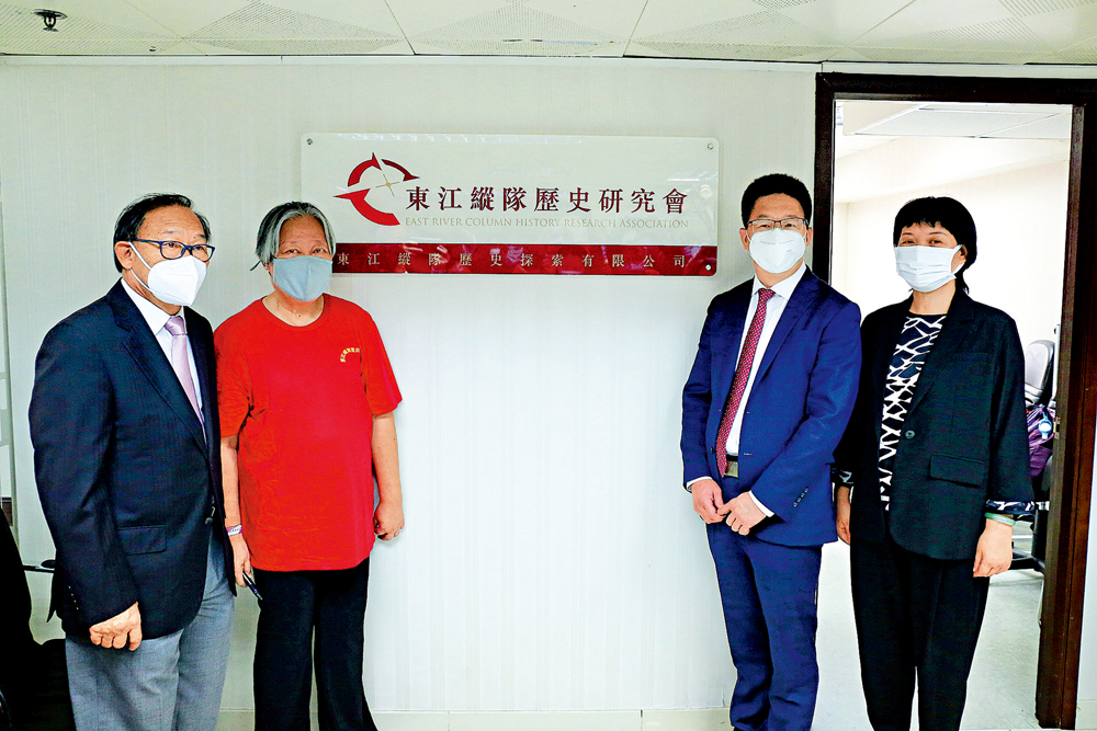 　　圖：東江縱隊歷史研究會辦公室揭幕，會長由原東江縱隊政委尹林平之女尹小平（左二）擔任。