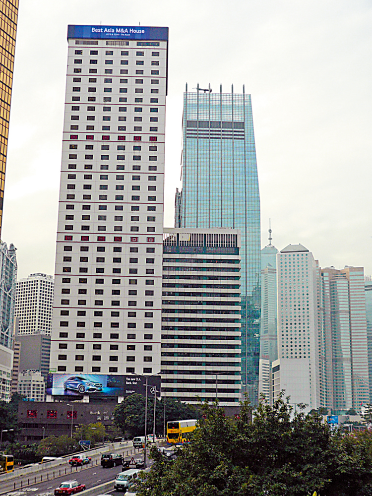 　　圖：美國銀行中心（左建築物）23樓全層連3個車位在市場放售。