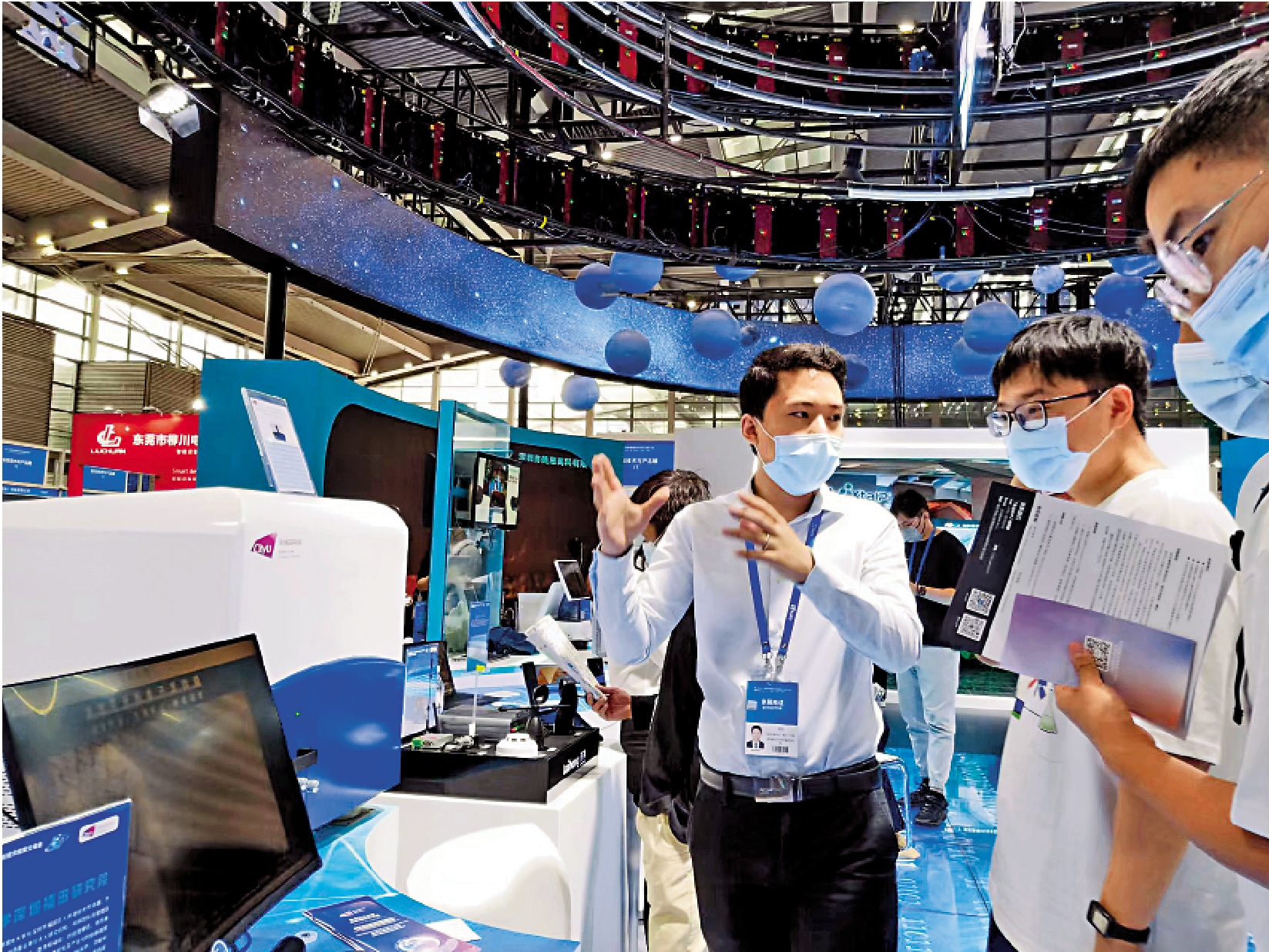 　　圖：在第二十四屆高交會上，香港城市大學深圳福田研究院展示高時空分辨電子顯微鏡。\大公報記者毛麗娟攝