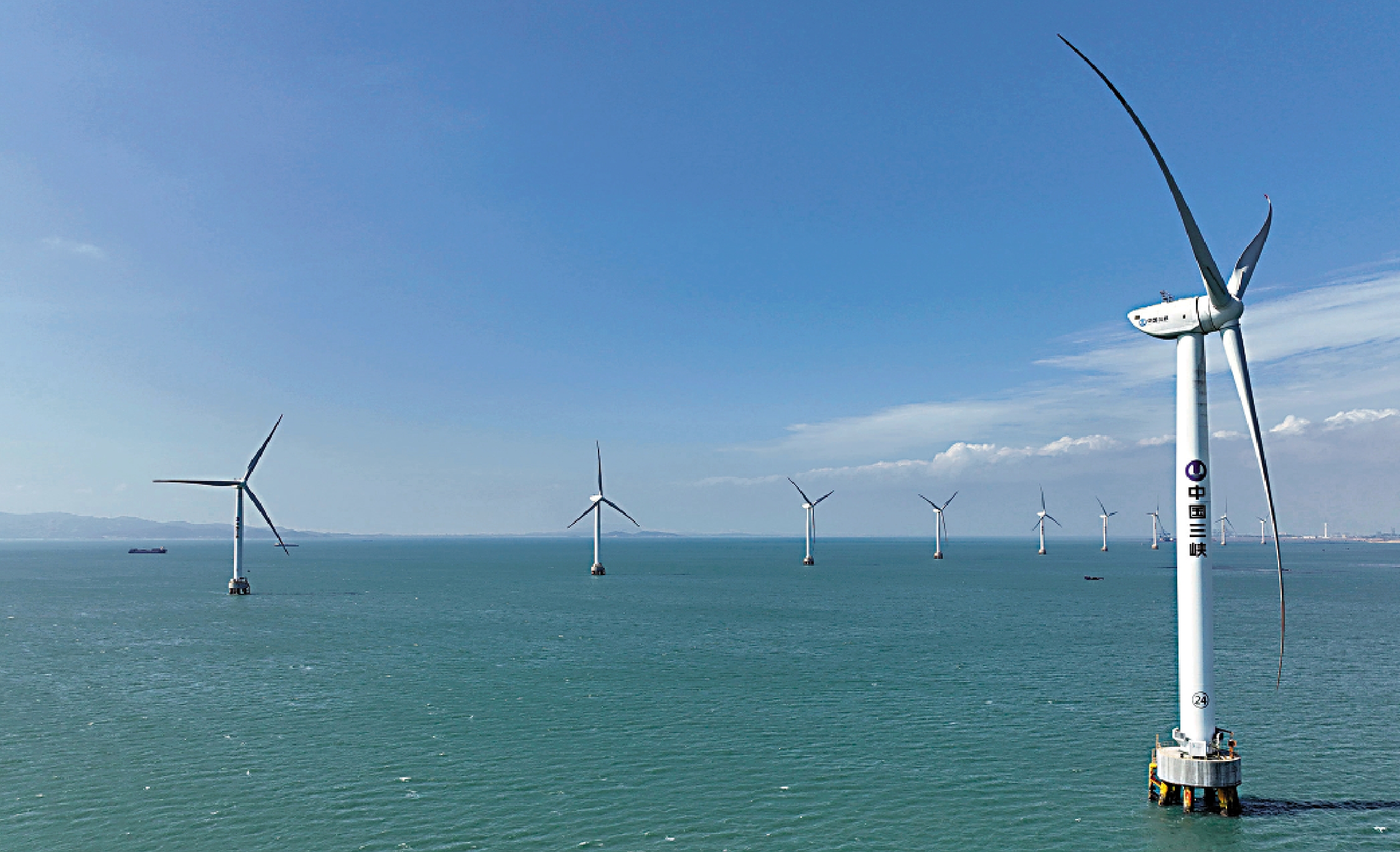 圖:11月23日,全球單機容量最大海上風電機組在福建下線,機組每轉動一圈可發電34.2度電。圖為三峽福清興化灣海上風電場。/受訪者供圖