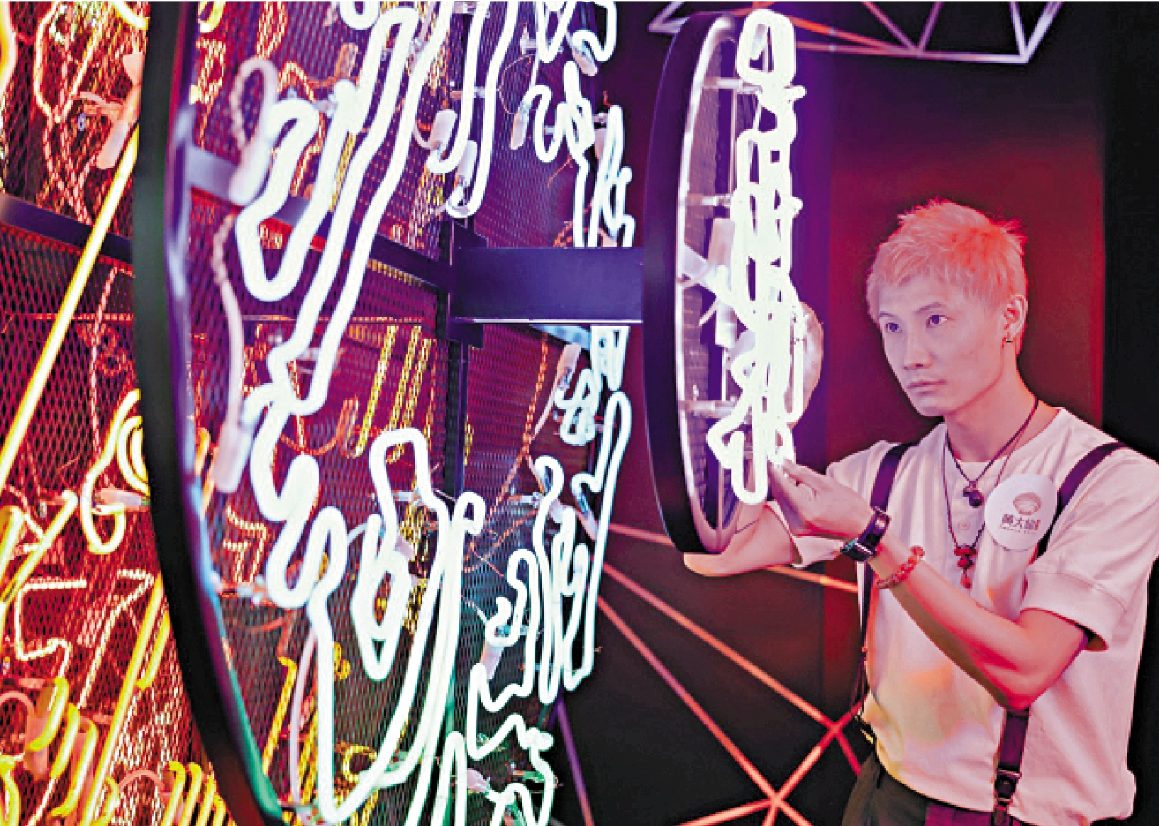 　　圖：劉浩輝以創新注入傳統霓虹燈技藝。\受訪者供圖